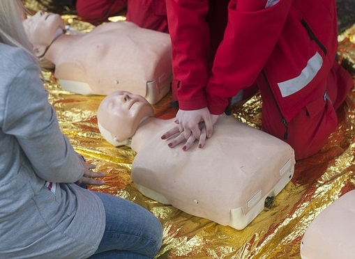 CONOCIMIENTOS BÁSICOS EN RESUCITACIÓN CARDIOPULMONAR BÁSICA Y DESFIBRILACIÓN AUTOMÁTICA PARA SANITARIOS Y PRIMEROS INTERVINIENTES (*) (31 horas)